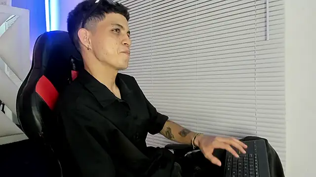 Snapshot of cameron_lux77 chatting on 06/26/26, 03:44 cameron lux77 online show from 06/26/26, 03:44