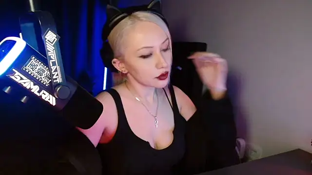 Snapshot of roxxyrowe chatting on 06/13/26, 01:36 roxxyrowe online show from 06/13/26, 01:36