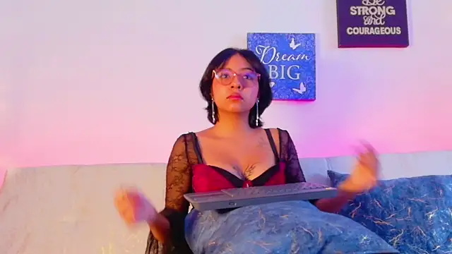 Snapshot of dhalya_roses chatting on 06/12/26, 03:00 dhalya roses online show from 06/12/26, 03:00