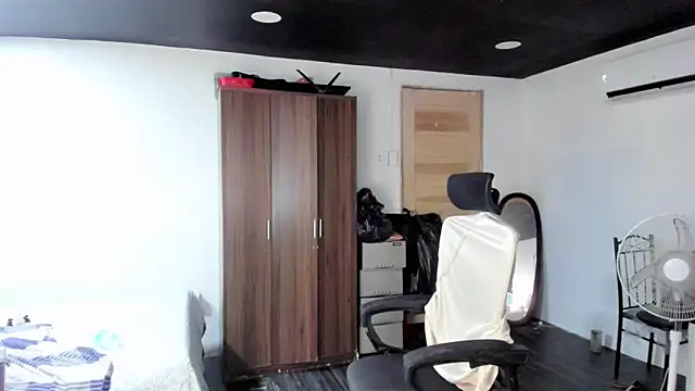 Snapshot of SultryKaye chatting on 06/11/26, 12:54 SultryKaye online show from 06/11/26, 12:54