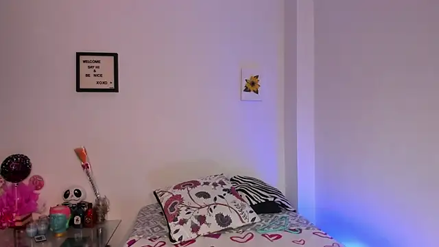 Snapshot of LauraToro_ chatting on 11/28/25, 07:05 LauraToro online show from 11/28/25, 07:05