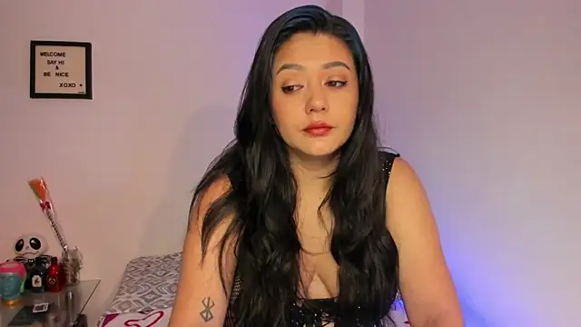 Snapshot of LauraToro_ chatting on 11/29/25, 09:23 LauraToro online show from 11/29/25, 09:23