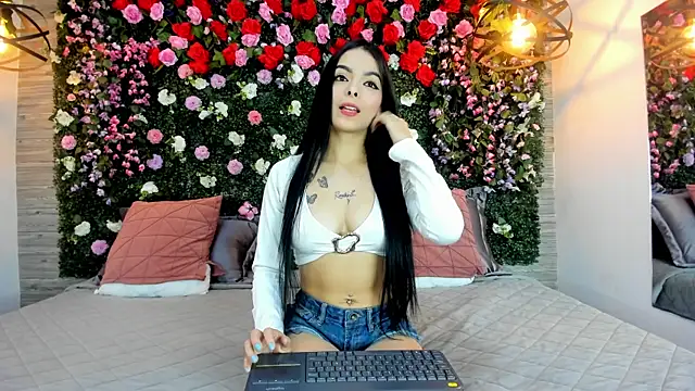 Snapshot of BelaPoncee chatting on 06/14/26, 01:24 BelaPoncee online show from 06/14/26, 01:24