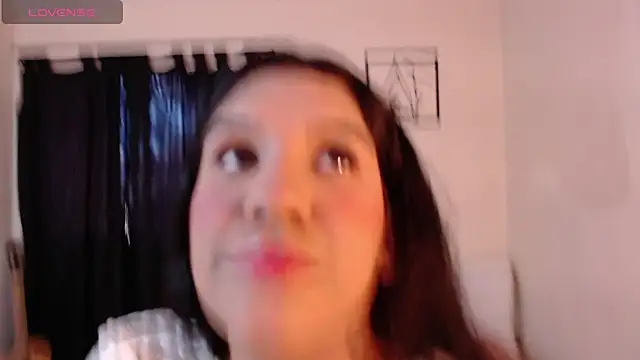 Snapshot of Veronica_M chatting on 06/20/26, 06:11 Veronica M online show from 06/20/26, 06:11