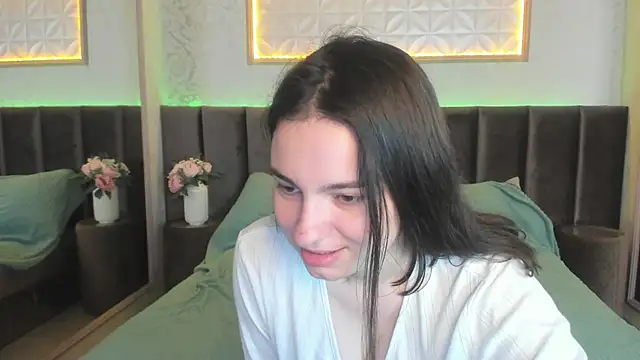 Snapshot of YolandiBev chatting on 06/17/26, 05:43 YolandiBev online show from 06/17/26, 05:43