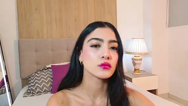 Snapshot of MaluCortes chatting on 06/25/26, 02:21 MaluCortes online show from 06/25/26, 02:21