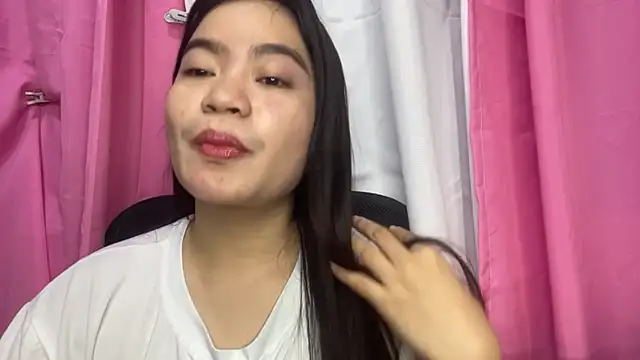 Snapshot of LouveniaDebeer chatting on 06/16/26, 01:25 LouveniaDebeer online show from 06/16/26, 01:25