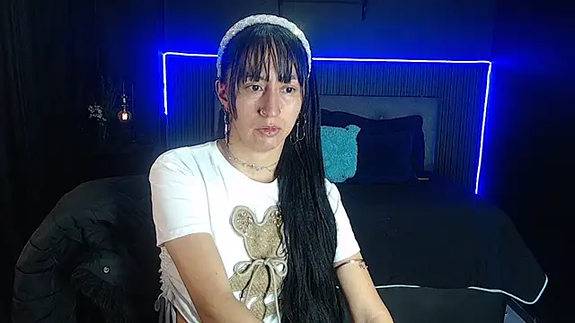 Snapshot of Sophia_w_ chatting on 06/22/26, 01:30 Sophia w online show from 06/22/26, 01:30
