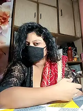 Snapshot of KareenaChopra chatting on 06/15/26, 08:16 KareenaChopra online show from 06/15/26, 08:16