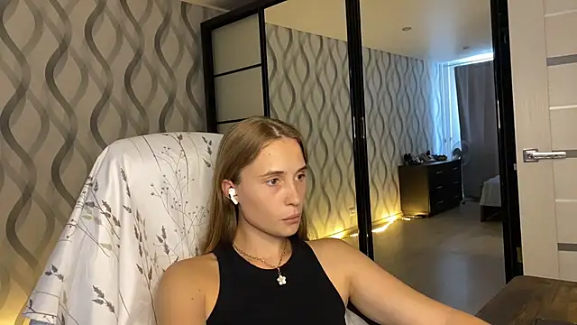 Snapshot of Miss_Luna_meow chatting on 07/17/26, 03:50 Miss Luna meow online show from 07/17/26, 03:50