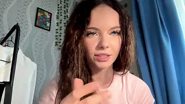 Snapshot of IsadoraCaltagirone chatting on 06/16/26, 10:51 IsadoraCaltagirone online show from 06/16/26, 10:51
