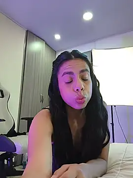 Snapshot of Jasmiinn_ chatting on 07/05/26, 03:23 Jasmiinn online show from 07/05/26, 03:23
