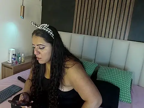 Snapshot of ShelyEvans__ chatting on 06/26/26, 01:10 ShelyEvans online show from 06/26/26, 01:10