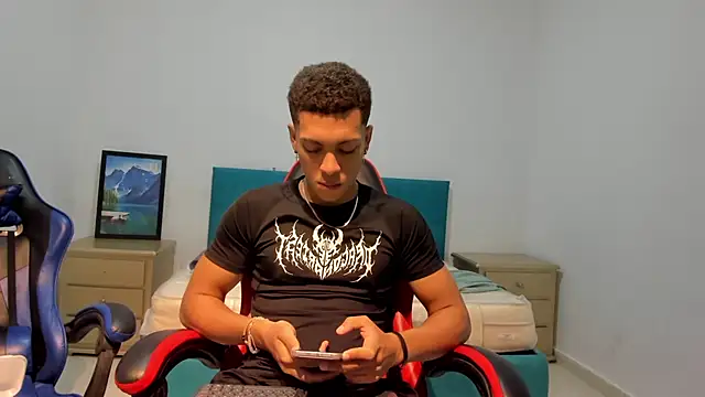 Snapshot of MAX_LEGEND chatting on 06/27/26, 10:09 MAX LEGEND online show from 06/27/26, 10:09