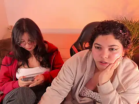 Snapshot of MaddieandVero chatting on 06/18/26, 01:06 MaddieandVero online show from 06/18/26, 01:06