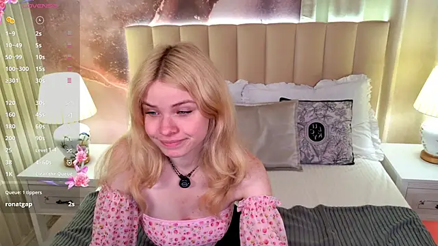 Snapshot of ChloeWells chatting on 07/25/26, 03:37 ChloeWells online show from 07/25/26, 03:37