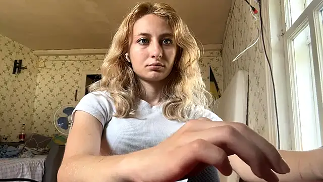 Snapshot of LisaBam chatting on 06/18/26, 12:20 LisaBam online show from 06/18/26, 12:20
