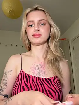 Snapshot of blondiedoll chatting on 07/28/26, 12:48 blondiedoll online show from 07/28/26, 12:48