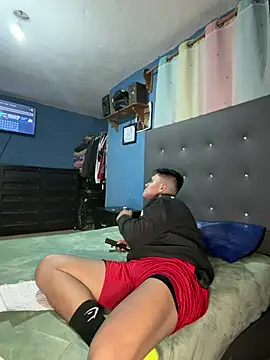 Snapshot of LatinoLeones chatting on 07/19/26, 02:04 LatinoLeones online show from 07/19/26, 02:04