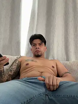 Snapshot of Sualazar chatting on 04/11/26, 08:02 Sualazar online show from 04/11/26, 08:02