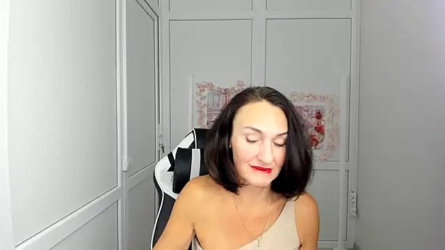 Snapshot of OliviaKateee chatting on 07/15/26, 12:21 OliviaKateee online show from 07/15/26, 12:21