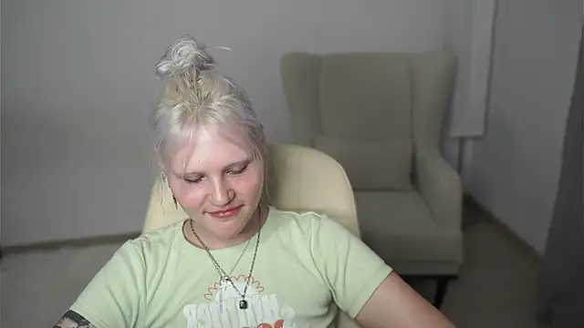 Snapshot of EstherFilteau chatting on 07/03/26, 11:49 EstherFilteau online show from 07/03/26, 11:49
