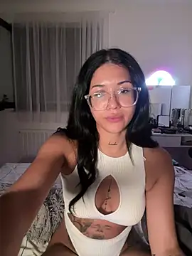 Snapshot of littlelatina chatting on 07/20/26, 09:28 littlelatina online show from 07/20/26, 09:28
