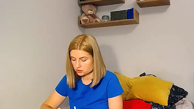 Snapshot of alisenties chatting on 10/18/25, 02:29 alisenties online show from 10/18/25, 02:29