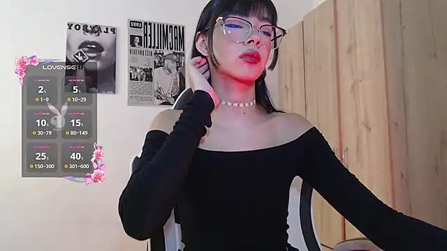 Snapshot of RavenLaurent chatting on 07/17/26, 05:29 RavenLaurent online show from 07/17/26, 05:29