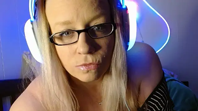 Snapshot of XxMs_StarzxX chatting on 01/23/25, 01:19 XxMs StarzxX online show from 01/23/25, 01:19