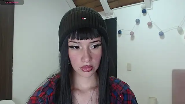 Snapshot of madeleine_evans chatting on 07/23/26, 08:18 madeleine evans online show from 07/23/26, 08:18