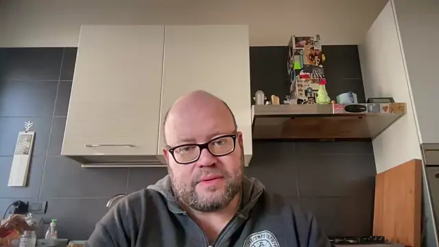 Snapshot of theitalianbear chatting on 12/18/24, 11:24 theitalianbear online show from 12/18/24, 11:24