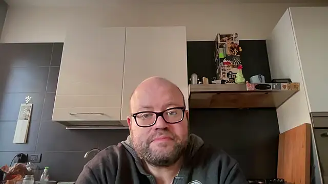 Snapshot of theitalianbear chatting on 12/18/24, 02:28 theitalianbear online show from 12/18/24, 02:28