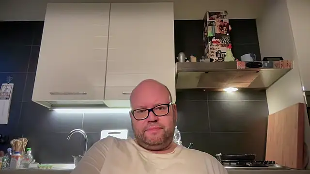 Snapshot of theitalianbear chatting on 02/14/25, 06:02 theitalianbear online show from 02/14/25, 06:02