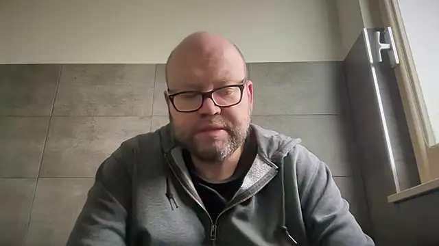 Snapshot of theitalianbear chatting on 11/04/25, 08:24 theitalianbear online show from 11/04/25, 08:24