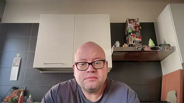 Snapshot of theitalianbear chatting on 11/15/25, 12:02 theitalianbear online show from 11/15/25, 12:02