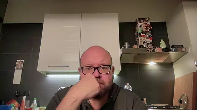 Snapshot of theitalianbear chatting on 11/30/25, 02:48 theitalianbear online show from 11/30/25, 02:48