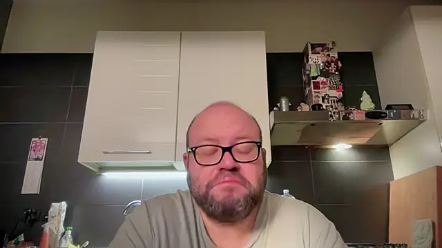 Snapshot of theitalianbear chatting on 04/19/26, 03:39 theitalianbear online show from 04/19/26, 03:39