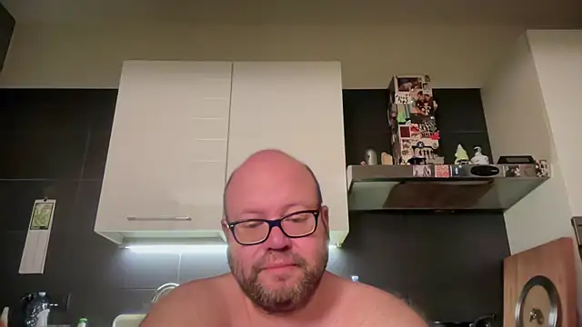 Snapshot of theitalianbear chatting on 05/16/26, 12:18 theitalianbear online show from 05/16/26, 12:18