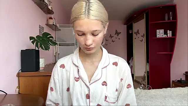 Snapshot of RoxyKindlimann chatting on 07/27/26, 01:07 RoxyKindlimann online show from 07/27/26, 01:07