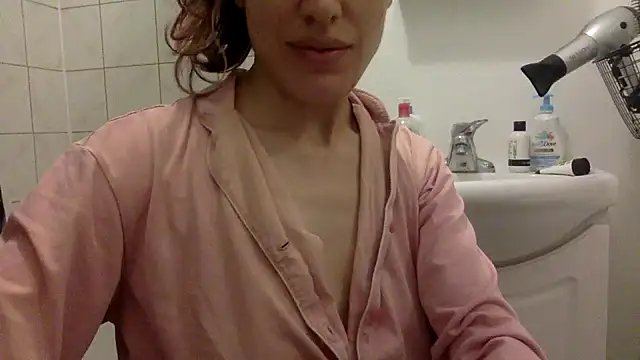 Snapshot of laetitia_xo chatting on 08/06/26, 12:23 laetitia xo online show from 08/06/26, 12:23