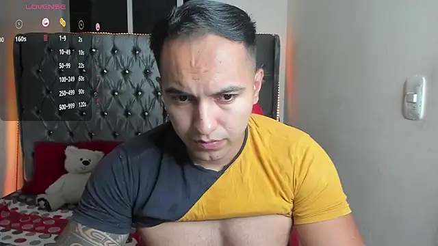 Snapshot of mrloganfuck1 chatting on 04/14/26, 05:46 mrloganfuck1 online show from 04/14/26, 05:46