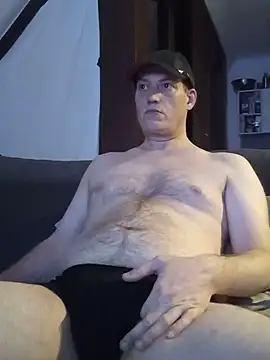 Snapshot of Tom4Fun chatting on 08/06/26, 10:55 Tom4Fun online show from 08/06/26, 10:55