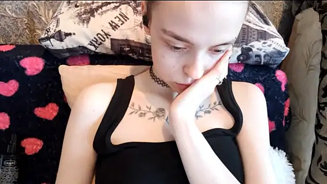 CaraDelevingnee online show from 08/04/26, 03:03