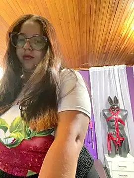 Snapshot of shara_ chatting on 12/16/25, 04:45 shara online show from 12/16/25, 04:45