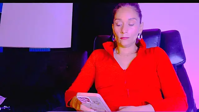 Snapshot of _thamara25 chatting on 10/28/25, 11:29 thamara25 online show from 10/28/25, 11:29