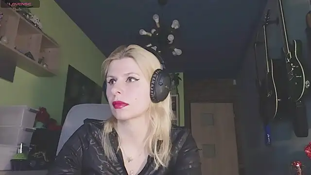 Snapshot of karmija chatting on 02/25/25, 10:18 karmija online show from 02/25/25, 10:18