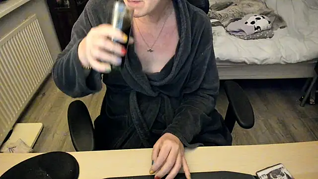 Snapshot of minoesje37 chatting on 01/11/25, 09:04 minoesje37 online show from 01/11/25, 09:04