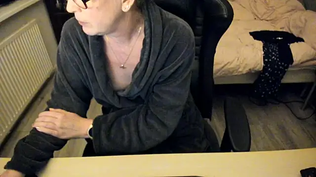 Snapshot of minoesje37 chatting on 02/10/25, 08:42 minoesje37 online show from 02/10/25, 08:42