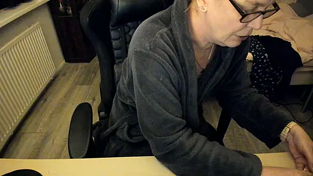 Snapshot of minoesje37 chatting on 02/11/25, 08:42 minoesje37 online show from 02/11/25, 08:42